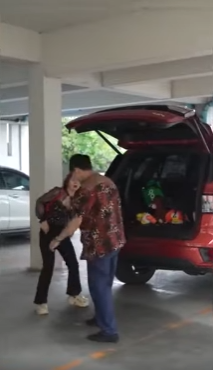 N3009363 เจอเด กขอความ วยเหล อในรถ part 2