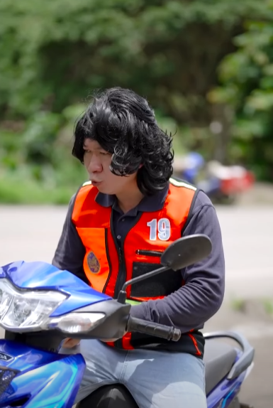 N1212879 นมอไซค ในตำนาน ไม ใครเอาเปร ยบเขาได part 2