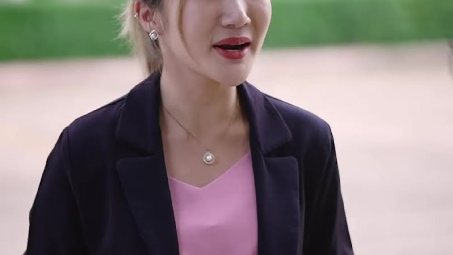 N1703783 แต งต วไม อยด แต เป นผ าข วห อทองนะคร part 2